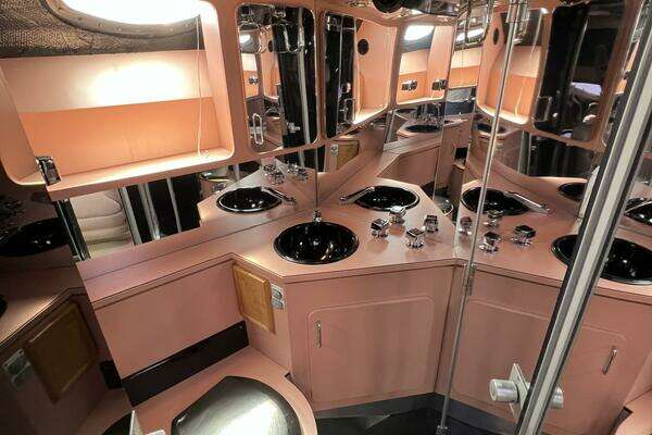 Photo of the 1990 Tempest 60 Express "FANTOM"