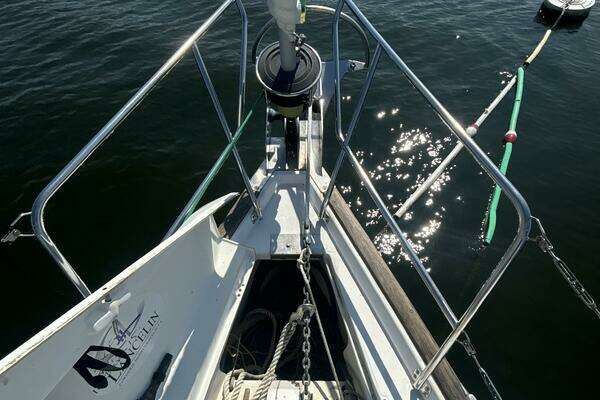 Photo of the 2004 Beneteau 423 "Table 4 Two"