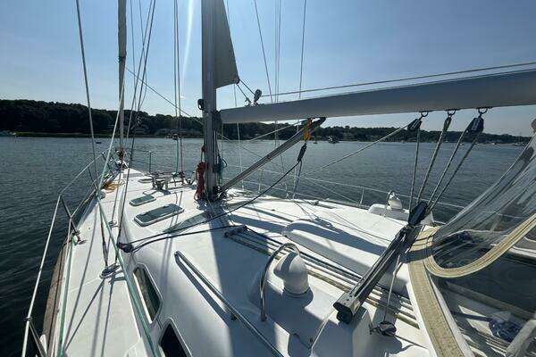 Photo of the 2004 Beneteau 423 "Table 4 Two"