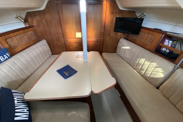 Lyoness 37ft Hunter Yacht For Sale