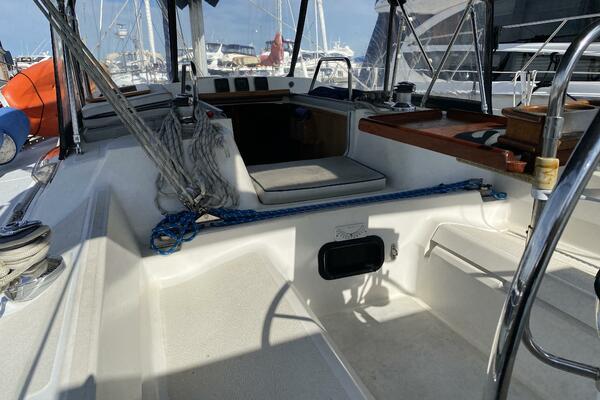 Lyoness 37ft Hunter Yacht For Sale