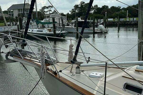 Photo of the 1994 Island Packet 44 "Beacon"