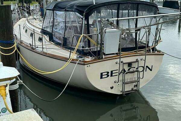 Photo of the 1994 Island Packet 44 "Beacon"