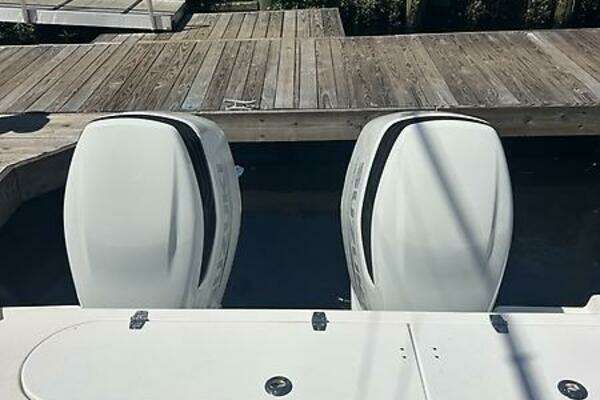 Photo of the 2000 Century 3100 Center Console