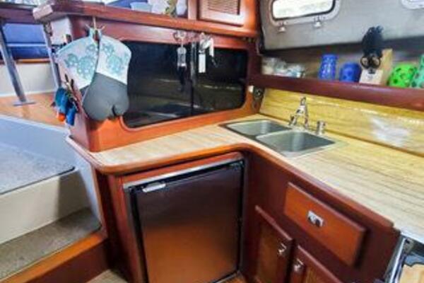 Makin  Waves 32ft Bayliner Yacht For Sale
