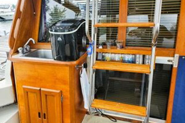 Makin  Waves 32ft Bayliner Yacht For Sale