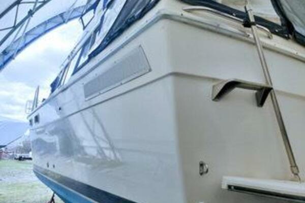 Makin  Waves 32ft Bayliner Yacht For Sale