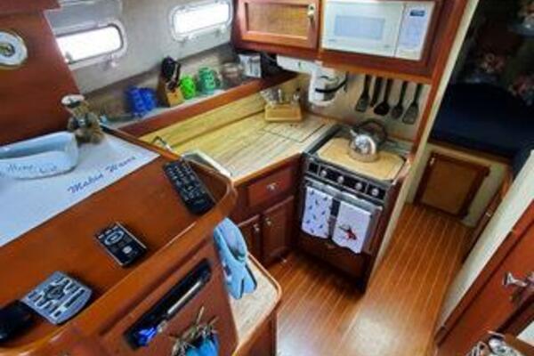 Makin  Waves 32ft Bayliner Yacht For Sale