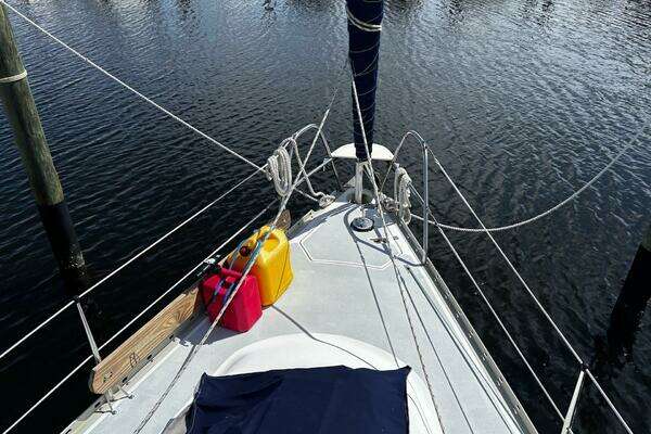 Photo of the 1993 Hunter 33.5 "Sky Catcher"