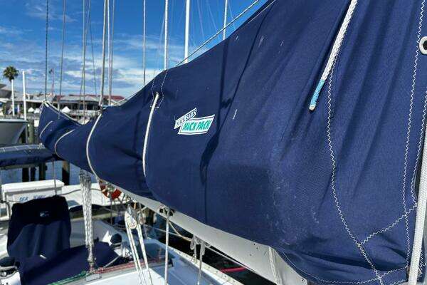 Photo of the 1993 Hunter 33.5 "Sky Catcher"