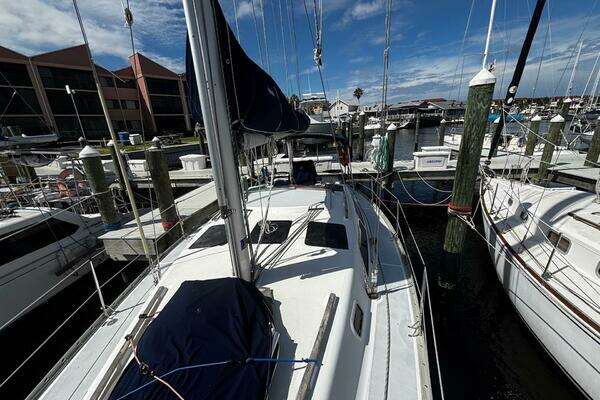 Photo of the 1993 Hunter 33.5 "Sky Catcher"