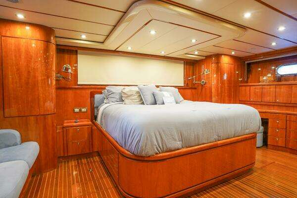 2001 Motor Yacht 82