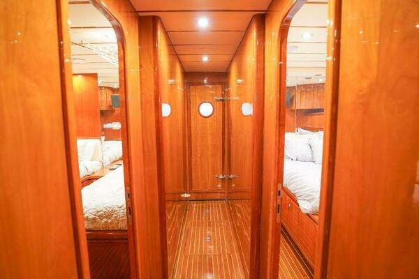2001 Motor Yacht 82