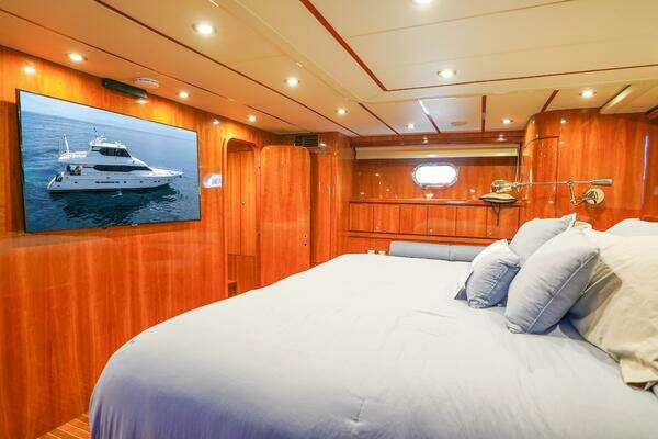 2001 Motor Yacht 82