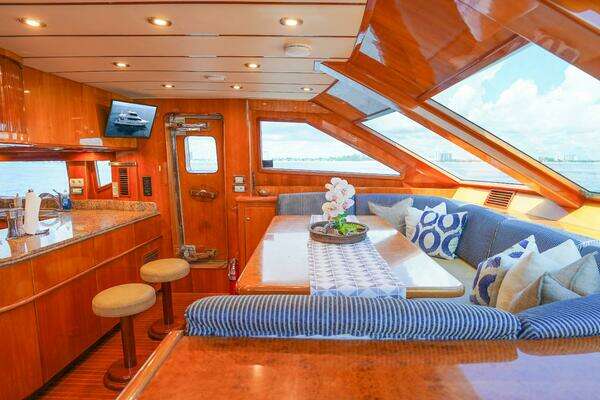 2001 Motor Yacht 82