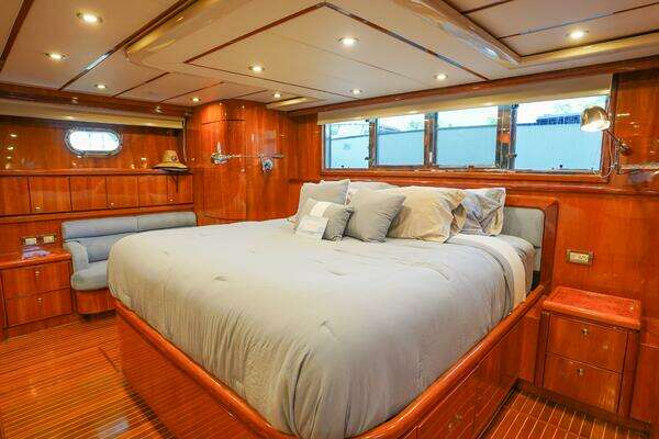 2001 Motor Yacht 82