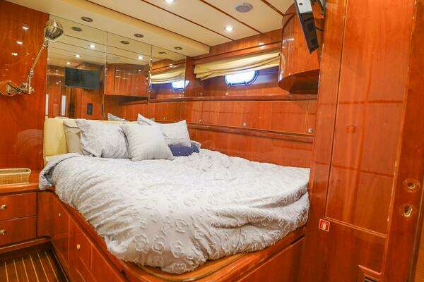 2001 Motor Yacht 82