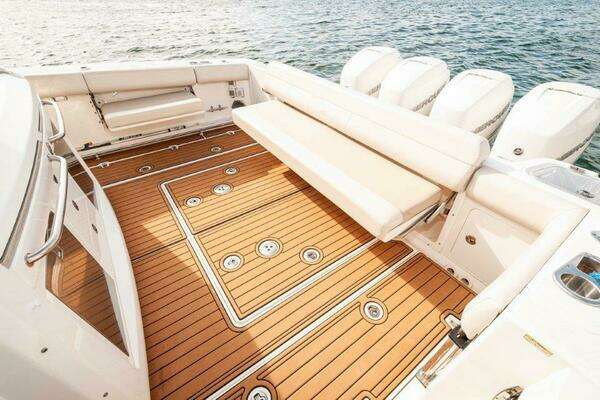 2018 Boston Whaler 42