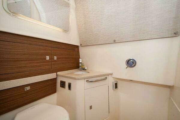 2018 Boston Whaler 42