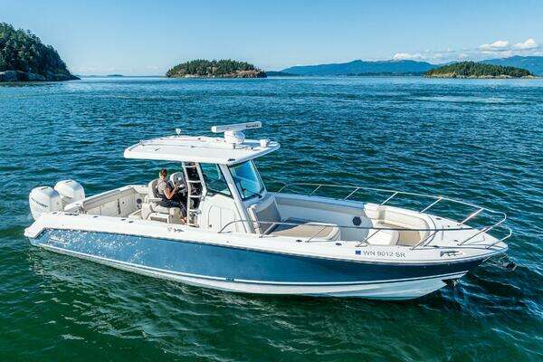 2017 Boston Whaler 33