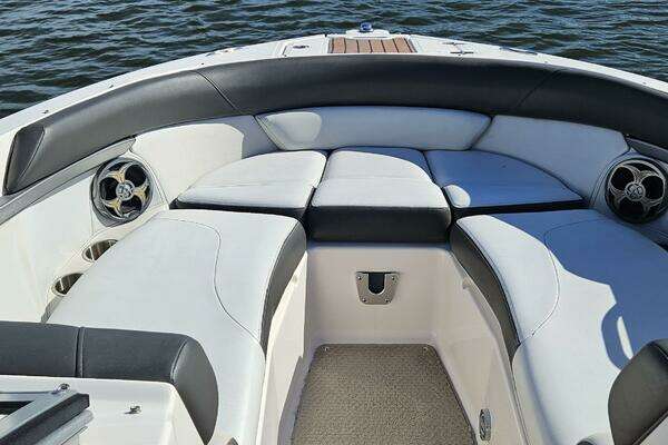 Photo of the 2010 Regal 2700