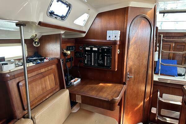 37ft Hunter Yacht For Sale