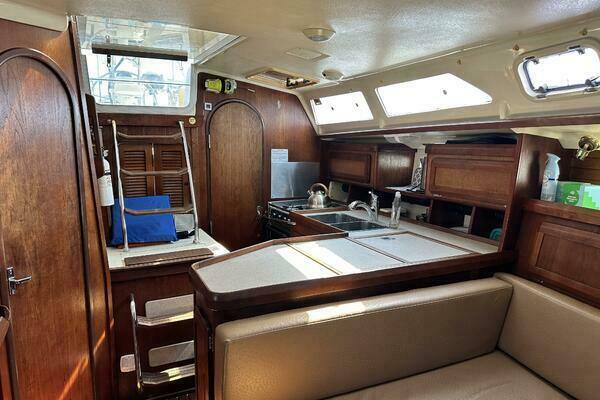 37ft Hunter Yacht For Sale