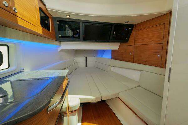 2022 Boston Whaler 38