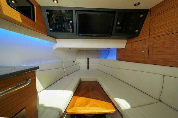 2022 Boston Whaler 38