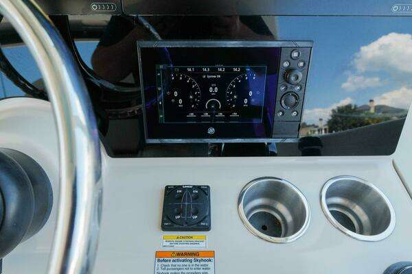 2022 Boston Whaler 38