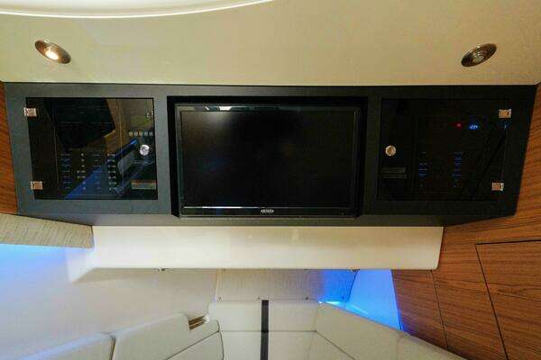 2022 Boston Whaler 38