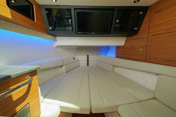 2022 Boston Whaler 38