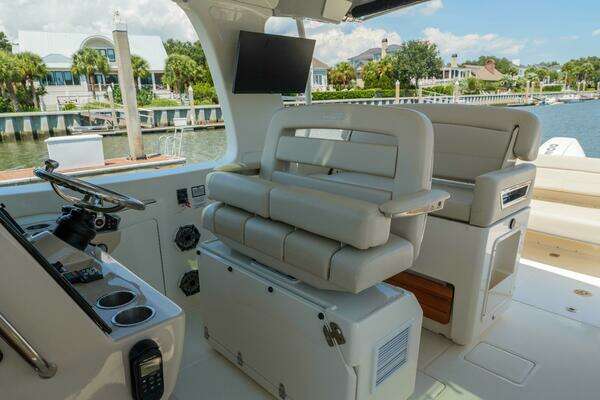 2022 Boston Whaler 38