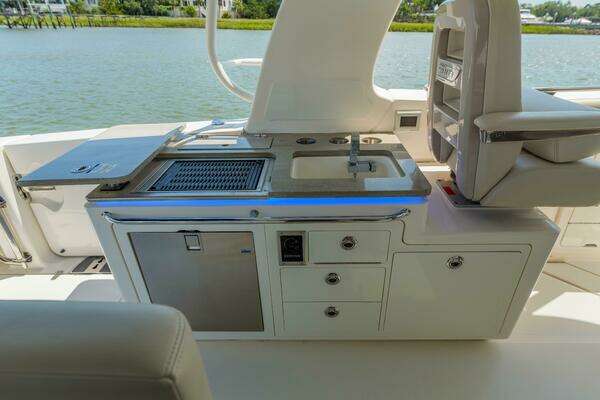 2022 Boston Whaler 38