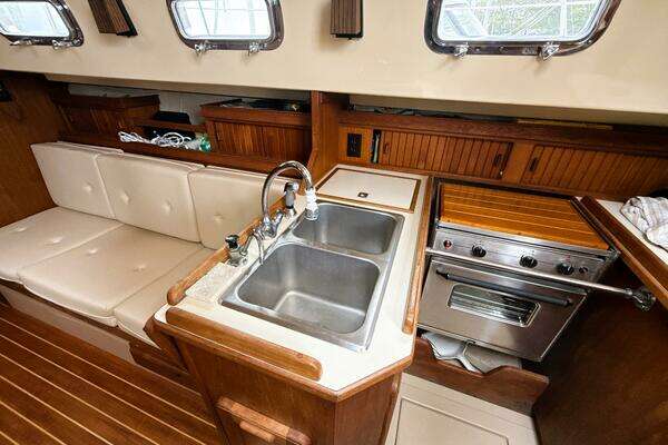 Photo of the 1992 Island Packet 32 "Afterglow"