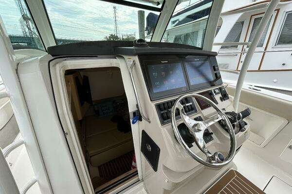 2017 Boston Whaler 37