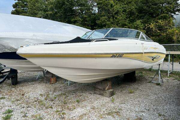 21-ft-Rinker-2002-212 Captiva-Midland Ontario Canada yacht for sale