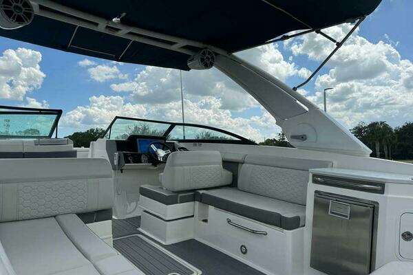 Photo of the 2022 Sea Ray 