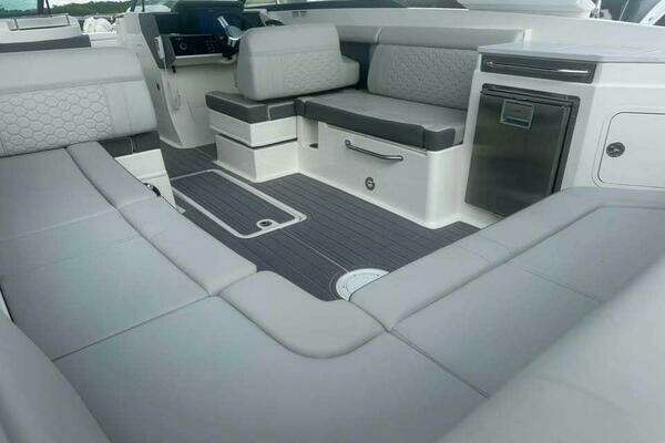 Photo of the 2022 Sea Ray 
