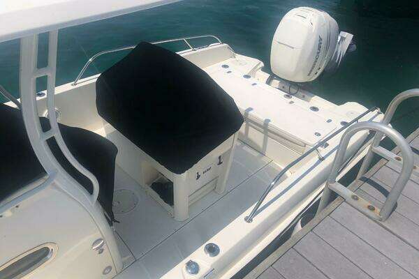 2021 Boston Whaler 27