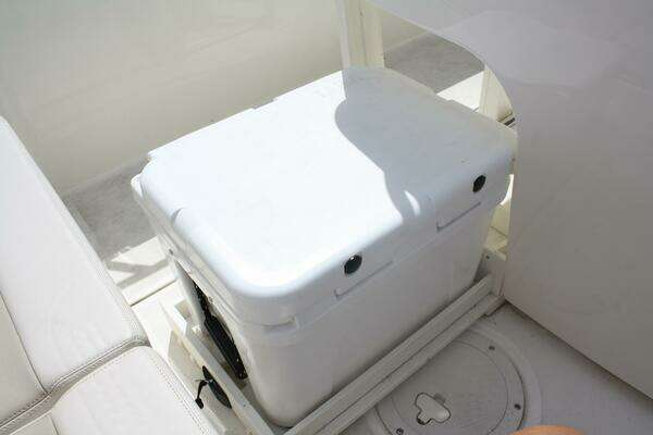 2021 Boston Whaler 27