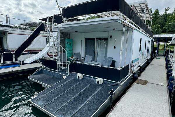 Photo of the 1999 Aqua Chalet 16 x 68 Widebody