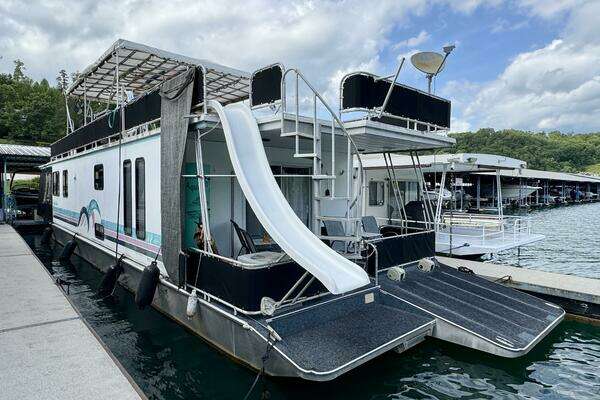 Photo of the 1999 Aqua Chalet 16 x 68 Widebody