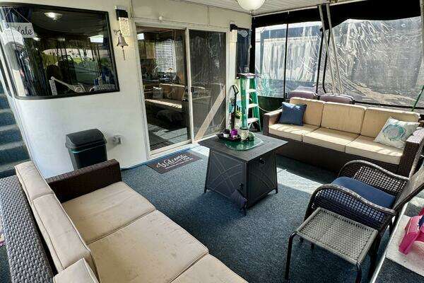 Photo of the 1999 Aqua Chalet 16 x 68 Widebody