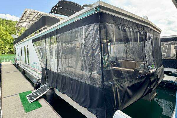 Photo of the 1999 Aqua Chalet 16 x 68 Widebody