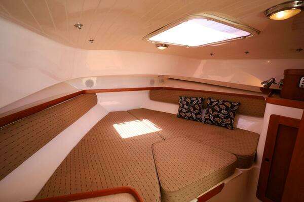 2007 Hunt Yachts 29