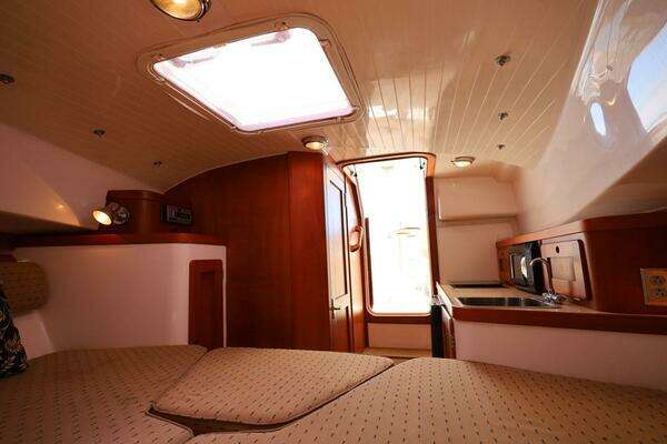 2007 Hunt Yachts 29