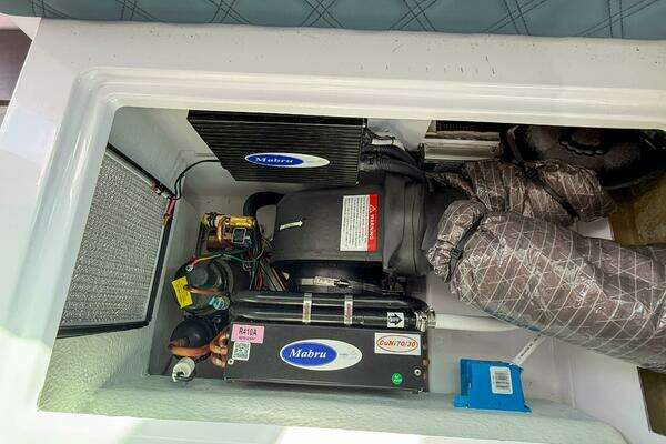 Axopar 37 XC AFT CABIN Yacht For Sale