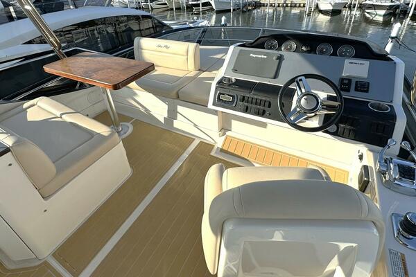 2016 Sea Ray 510 Fly 'Bateau d’Amis' - Flybridge