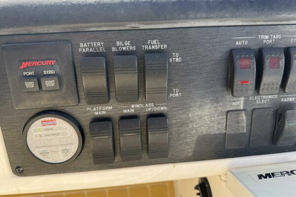 2016 Sea Ray 510 Fly 'Bateau d’Amis' - Flybridge Helm Switches